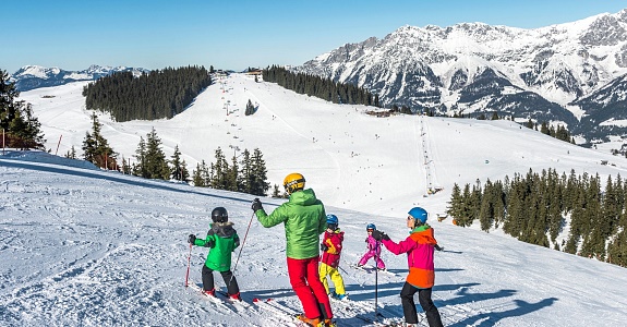 Family skiing in Söll