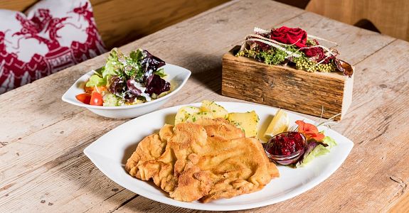 Viennese schnitzel with potatoes - Gasthof Oberstegen